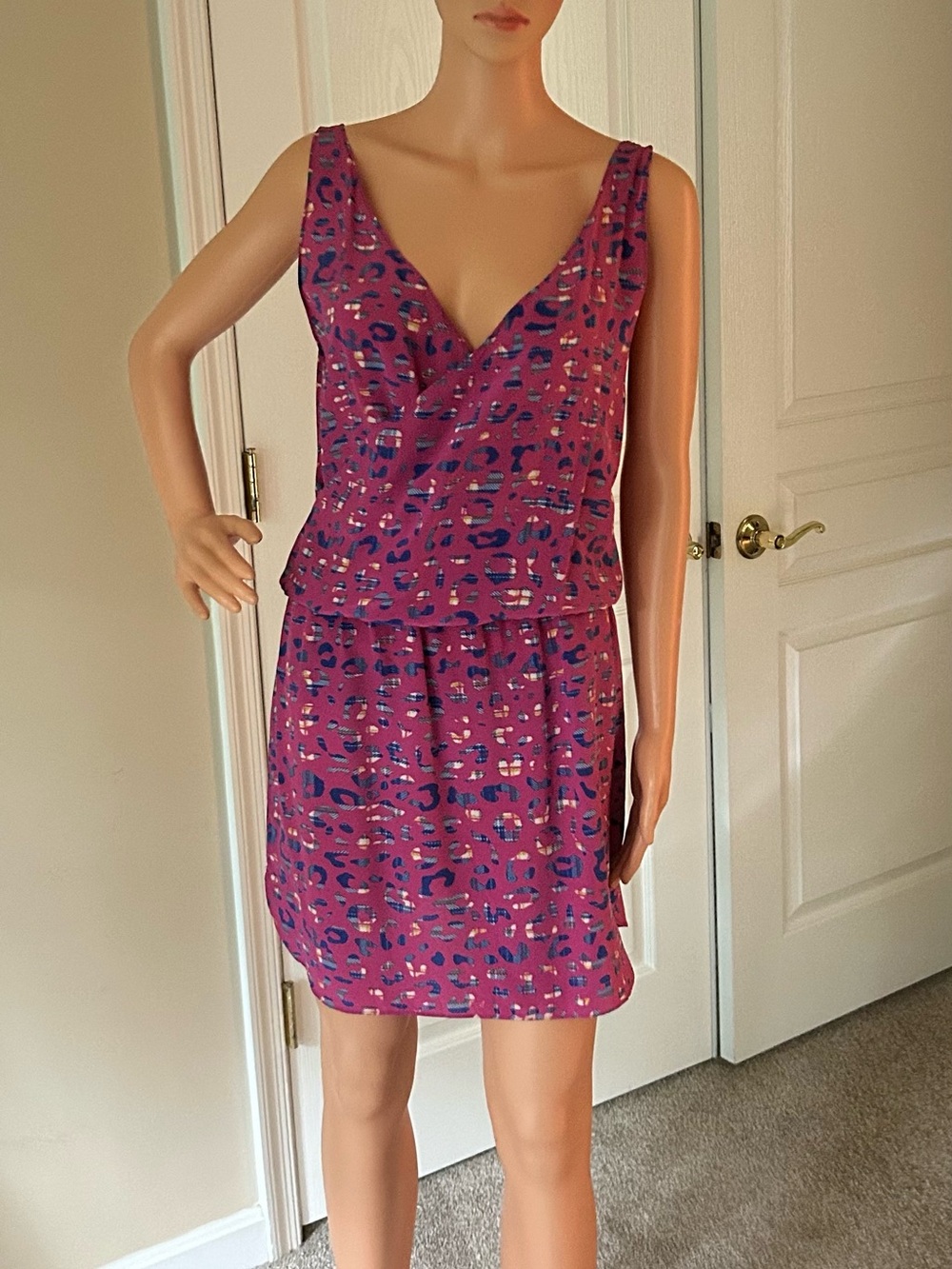 Sleeveless V-Neck Midi Dress in Magenta Abstract Print